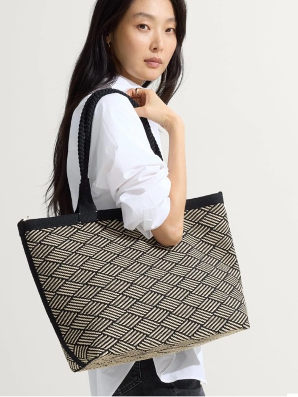 New Rothy’s The Lightweight Zip Tote Black Off-White Zig Zag Geometric